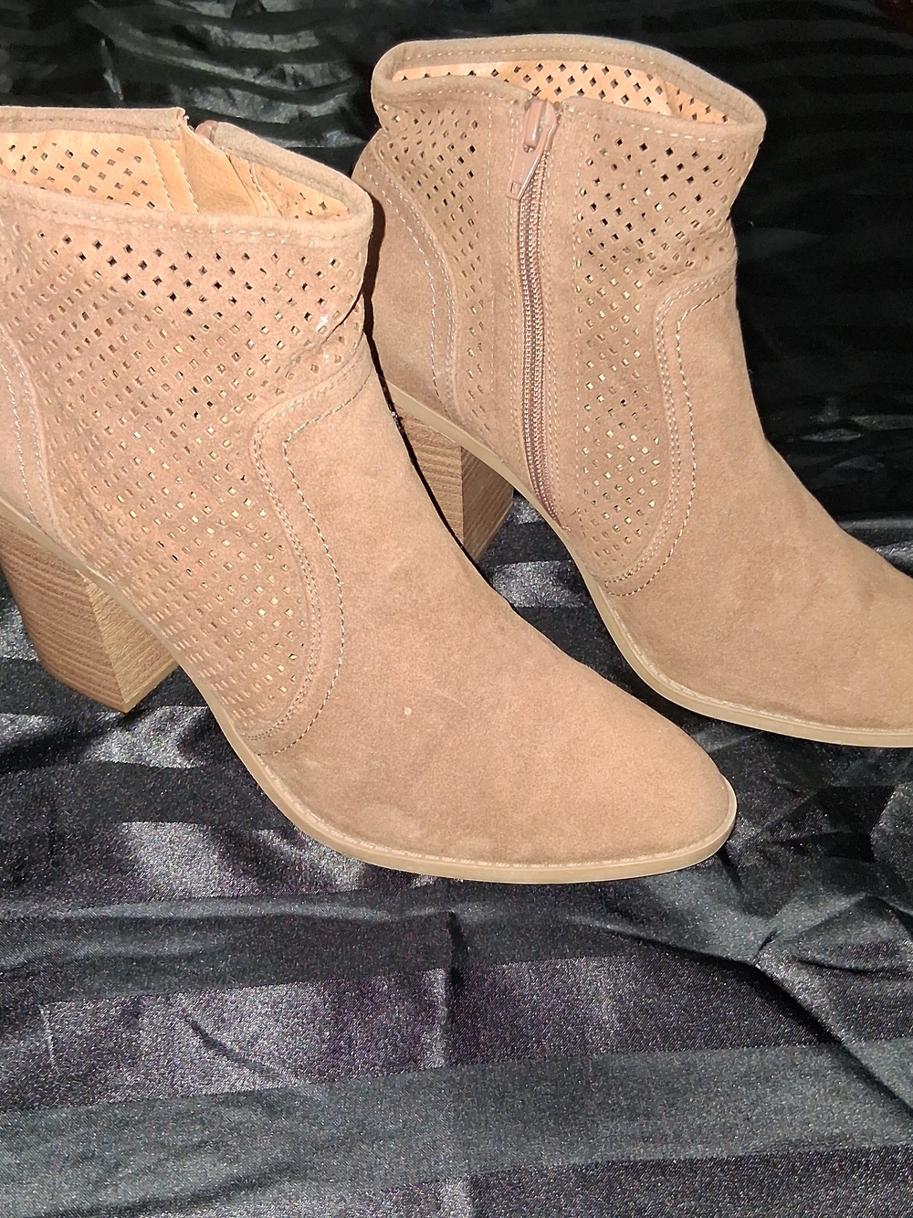 Universal Thread Tan Suede Ankle Boots Size 10